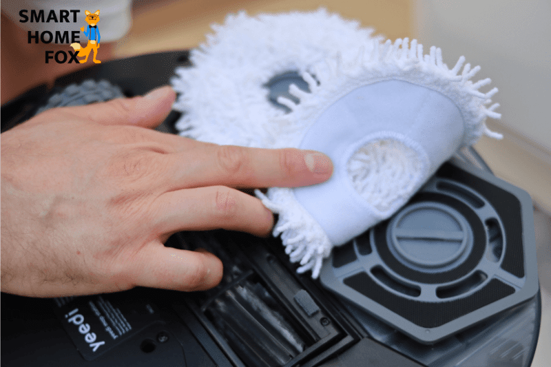 Yeedi Wischtuch wird abgenommen